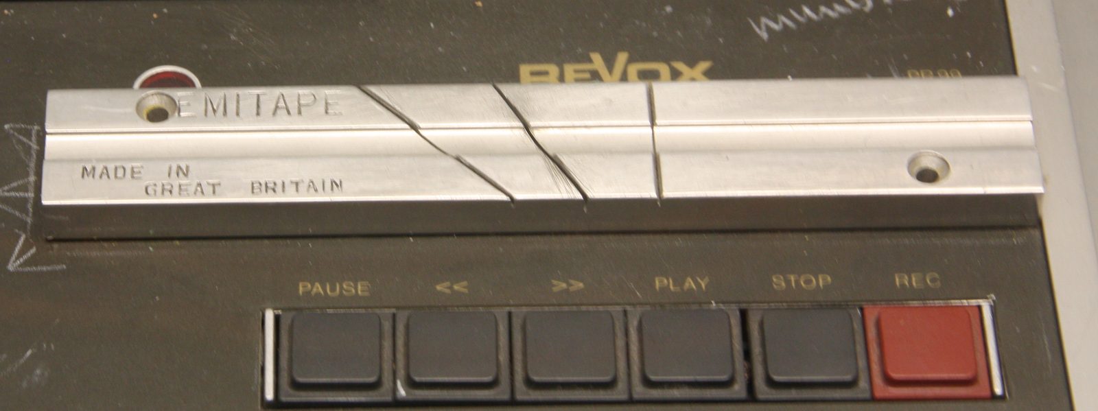 Blocco metallico EMITape per la giunzione del nastro sopra i comandi di un registratore Revox.
